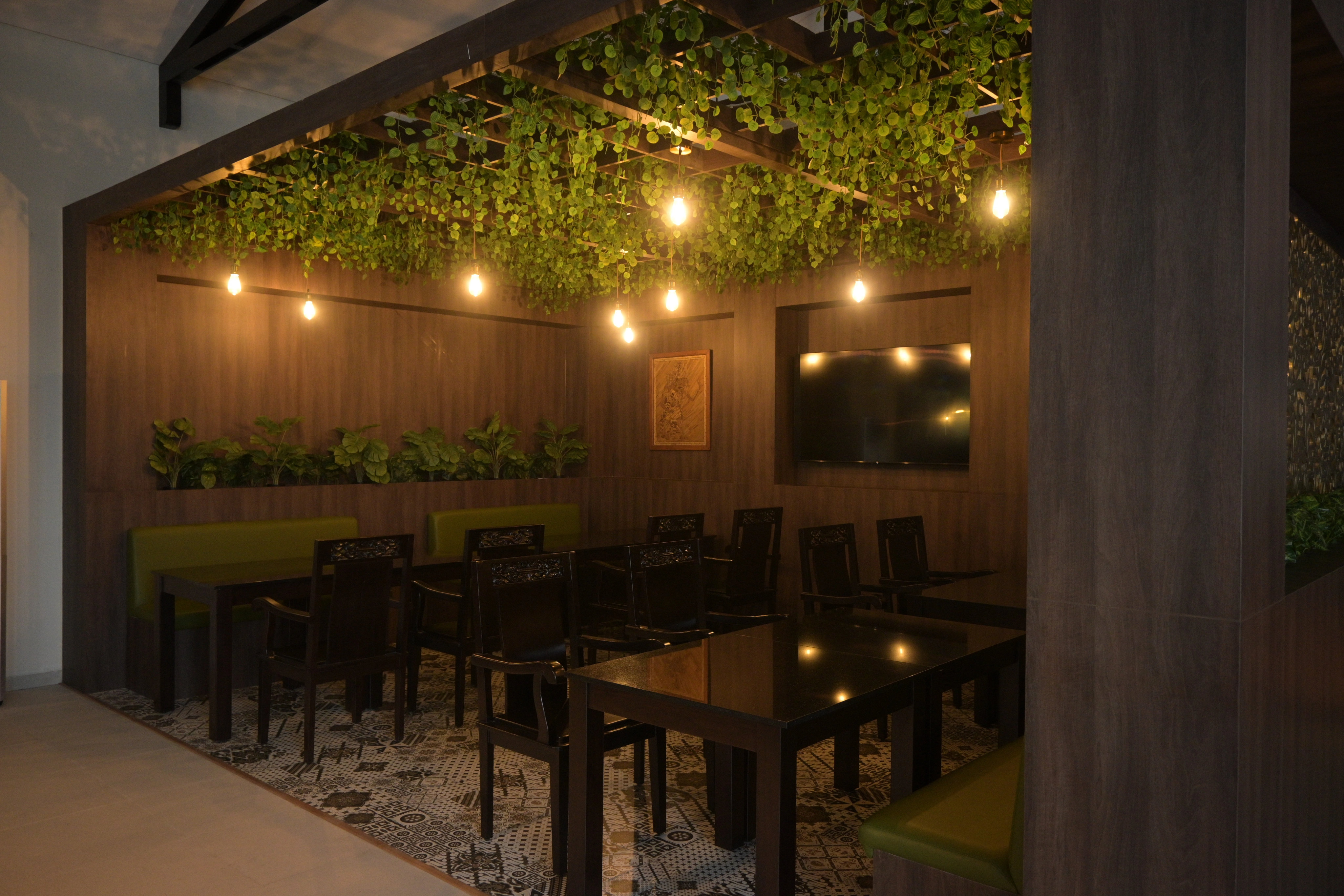 Suasana nyaman untuk berkumpul di Tidar Resto